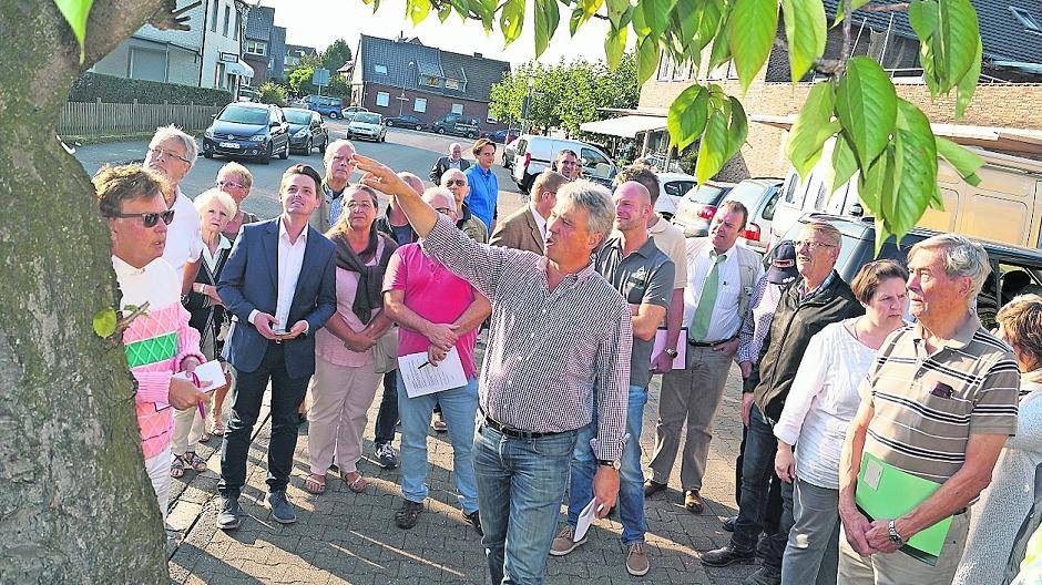  Der Baumpflege-Sachverständige Jürgen Kutscheidt informierte die Ausschussmitglieder über den Zustand der Bäume auf der Nordkanalallee. 