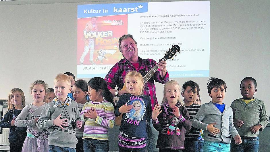  Volker Rosin, unter anderem bekannt durch den Kika-Tanzalarm, sang und tanzte im städtischen Ratssaal mit den Kindern der Tagesstätte Geranienweg. 