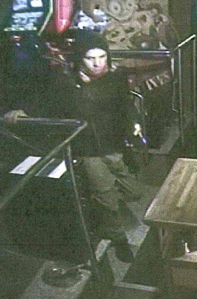 Die Polizei sucht mit einem Foto nach dem Täter