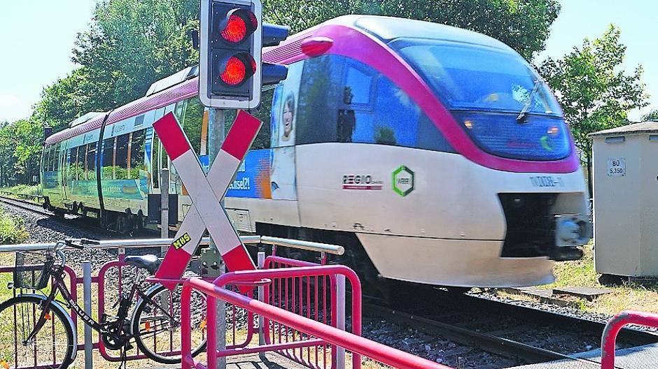 Busse ersetzen Regiobahn - Ohrenbrücke wird vollendet, Arbeiten an der Gleisanlage