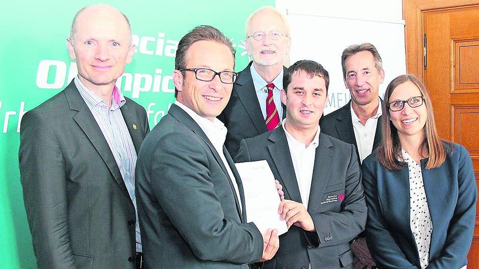  Von links: Sportdezernent Dr. Matthias Welpmann, Bürgermeister Reiner Breuer, Gerhard Stiens, Vorsitzender der Special Olympics NRW, und sein Stellvertreter Thomas Gindra, Christoph Schmitz, Athletensprecher der Special Olympics NRW, sowie Anna-Lena Schiel, Leiterin der Geschäftsstelle der Special Olympics NRW. 