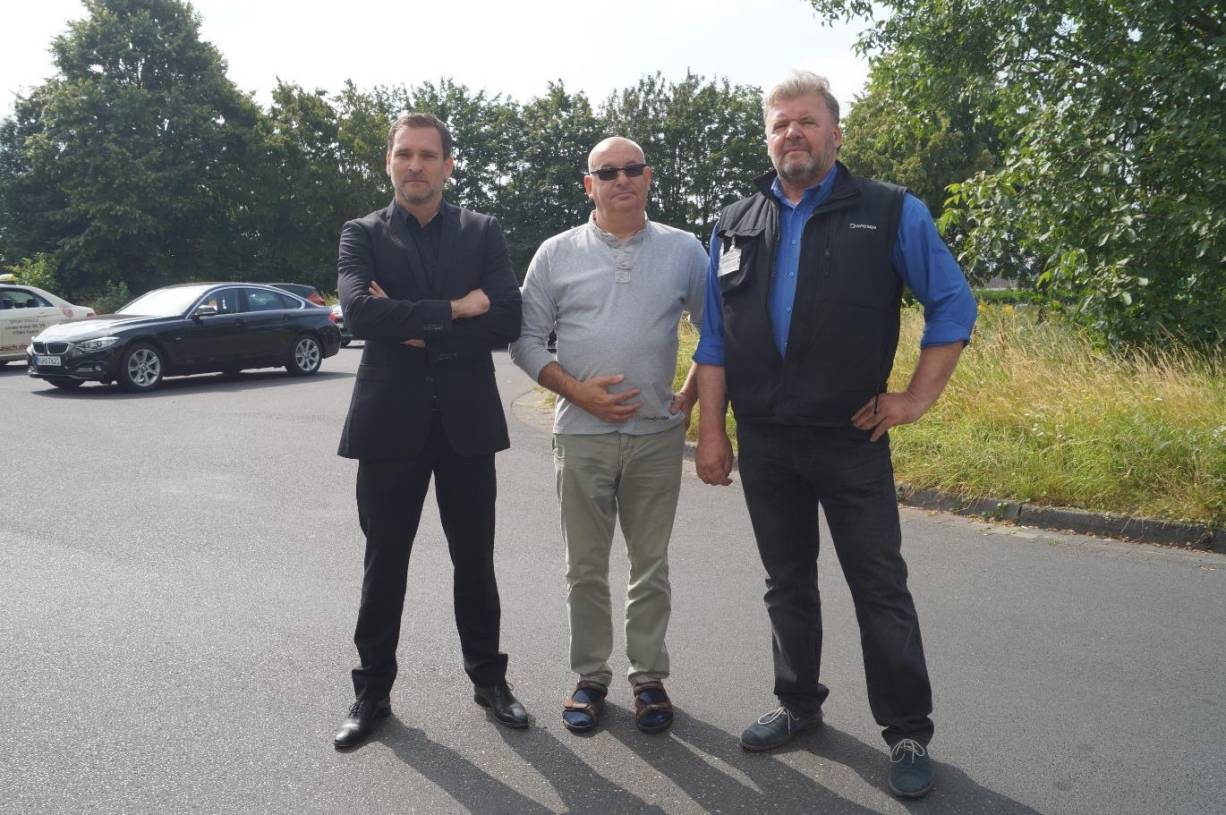  Von links: André Wagner, Horst Lohr und Rolf Goebel sehen sich von der Parksituation auf der Königsberger Straße bedroht. Die Unternehmer fordern Hilfe von der Stadt. 