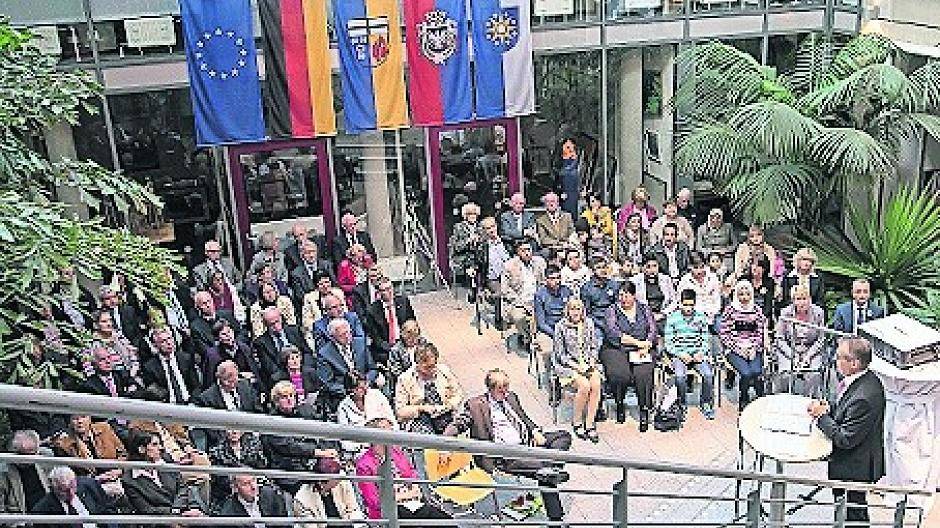  Im Atriums des Rathauses wird der Tag der Deutschen Einheit gefeiert. 