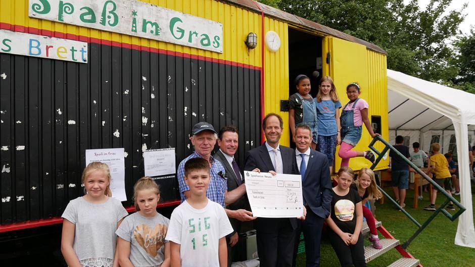  Klaus Winkels (4. von links), Leiter der Ferienfreizeit, erhält den symbolischen Scheck in Höhe von 1000 Euro vom Vorstandsvorsitzenden Frank Lubig (mitte), Vorstandsmitglied Dirk Reimann (5. von rechts) und Niki Lüdtke. 