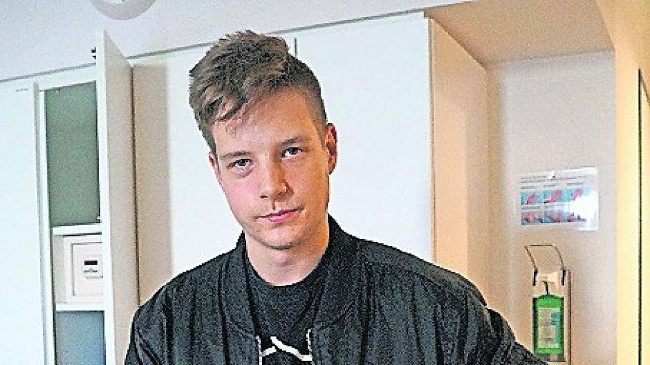  Phillip hat Glück gehabt, dass sich das Messer durch die Jacke und nicht durch seinen Bauch bohrte. 