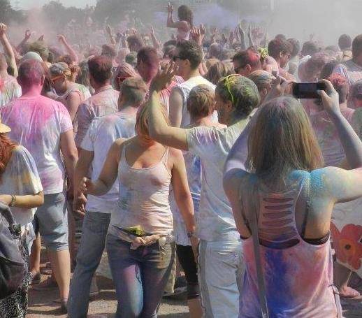 Taschendiebe stehlen mit "Antänzer-Trick" Handys und Portemonnaies