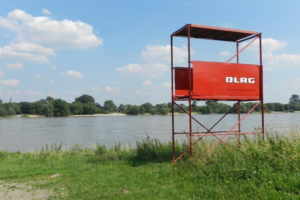 Junge Frau im Rhein verschwunden