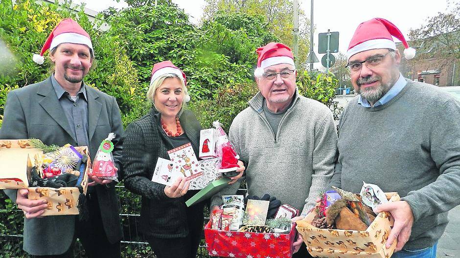  Sie hoffen auf die Spendenbereitschaft der Kaarster (von links): der evangelische Pfarrer Martin Pilz, Uschi Baum, Vorsitzende der Flüchtlingshilfe Kaarst, ihr Stellvertreter Wolfgang Mielke und der katholische Diakon Martin Becker. 
