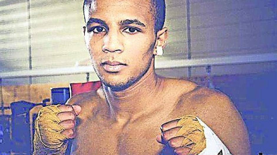  Hamza Touba hat heute seinen ersten Boxkampf. 