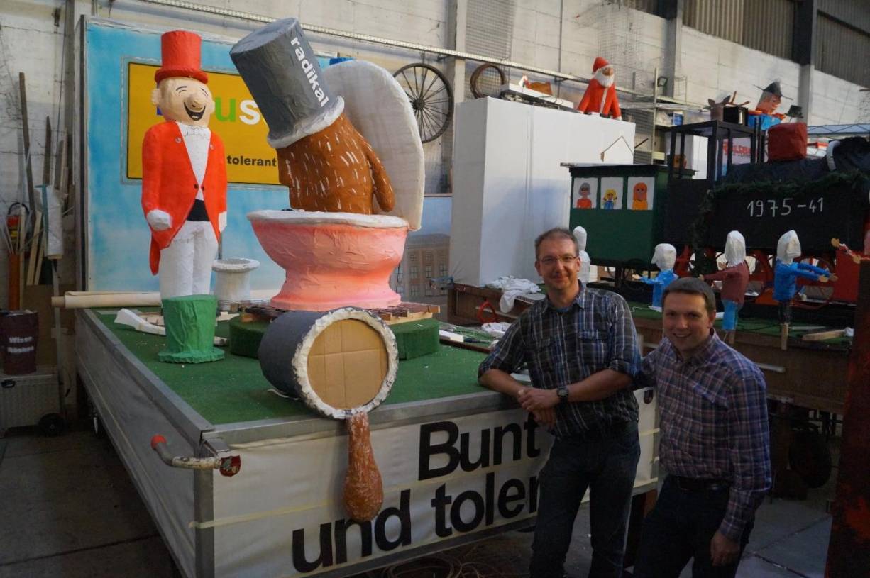 Fackelbaukurs beim Profi: Jacques Tilly zeigt den „Wisse Röskes“ die Tricks