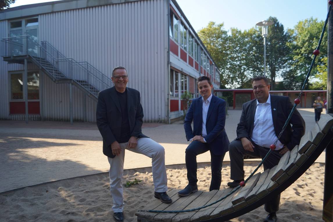  Sie setzen sich für einen Neubau von Schule und Kita in der Kaarster Mitte ein (v.l.): Schulleiter Josef Oppermann mit den Grünen Chrsitian Gaumitz und Mehrdad Mostofizadeh. 