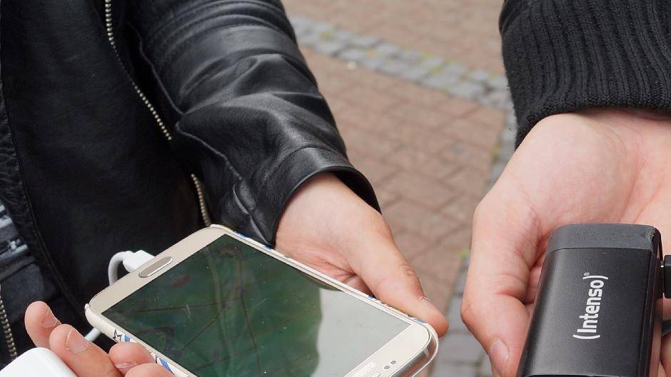  Ohne Ladestation geht nichts. Die App verbraucht viel Akku.  