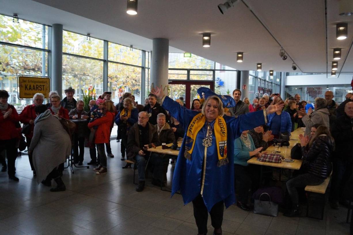 Hoppeditz Sandra Litgen weiß: „Grundsteuer B ist so was von dumm!“