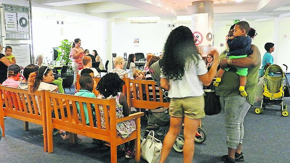  Ein gewohntes Bild im Neusser Bürgeramt: voll besetzte Bänke. Das soll bald ein Ende haben. 