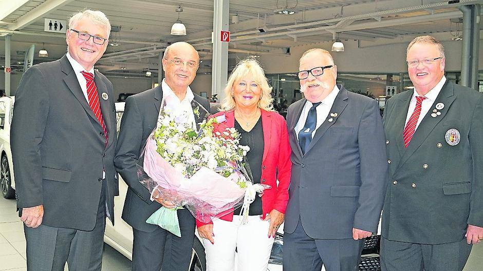  Das Prinzenpaar mit Josef Kaes, Mitglied der Geschäftsleitung Mercedes Rhein-Ruhr (Sponsor des Karnevals), Präsident Jakob Beyen und Vize-Präsident Reiner Franzen. 