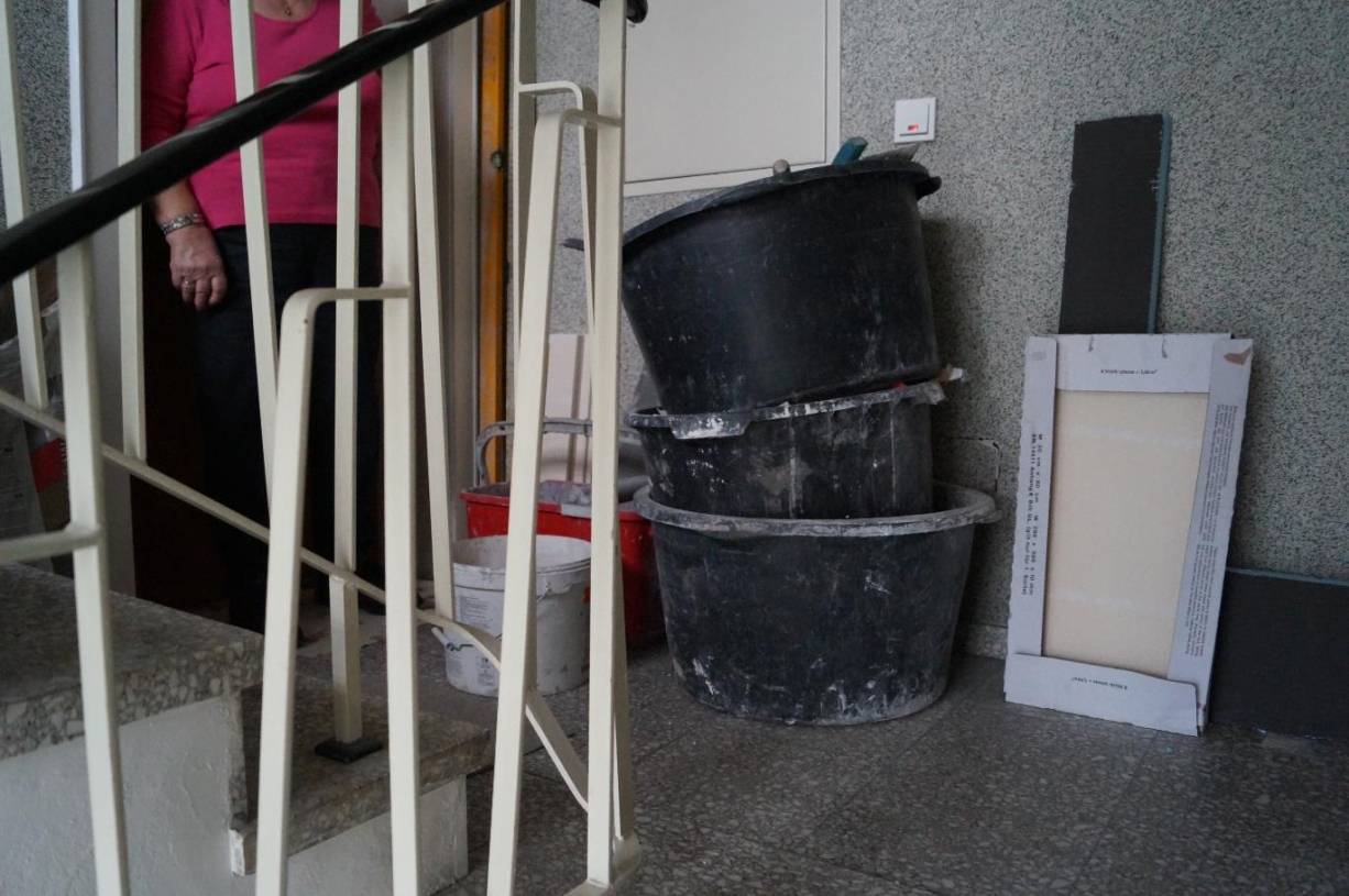  In ihre Wohnung kommt sie nur durch einen Hindernisparcours aus Werkzeugen und Baumaterial und auch drin stapelt sich viel davon. 