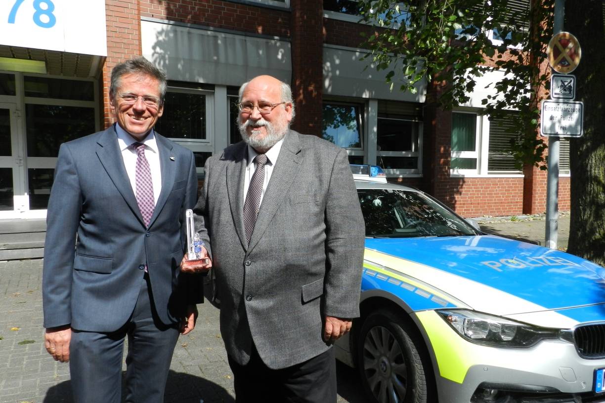  Polizeichef Hans-Jürgen Petrauschke bedankt sich bei Peter Jung und überreicht ihm einen „Schutzmann“. 