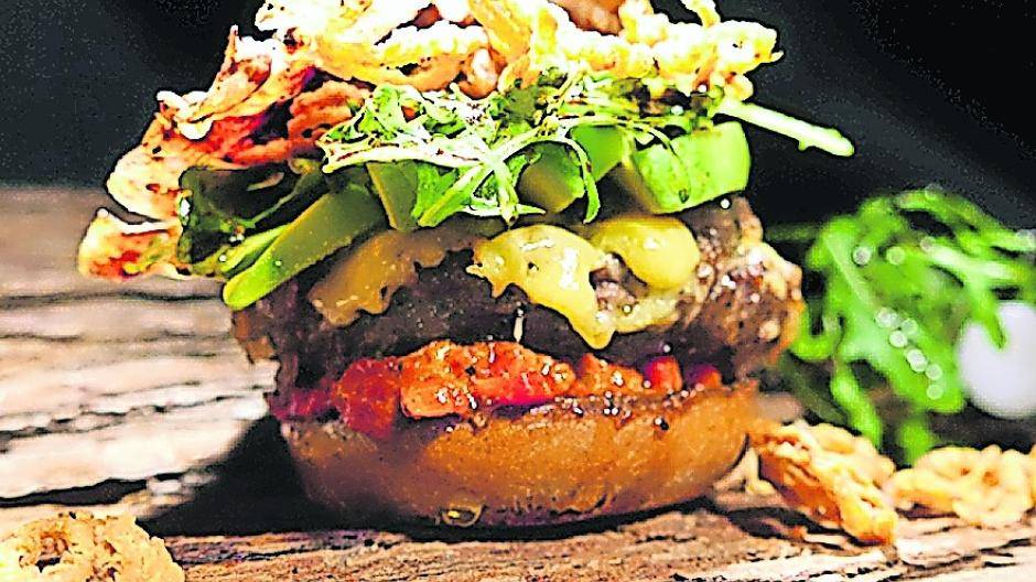  Ein Burger, wie er aussehen soll. Serviert wird er im umgebauten amerikanischen Schulbus. 