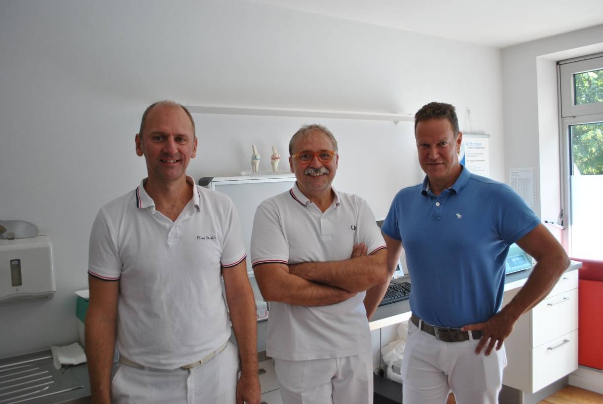  Dr. Peters, Dr. Schneider und Dr. Geske geben Rat.  