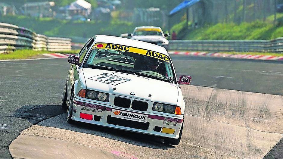 Vater, Sohn und BMW: Lars Peucker aus Grevenbroich hat sich seit über zwölf Jahren dem Rennsport verschrieben. 