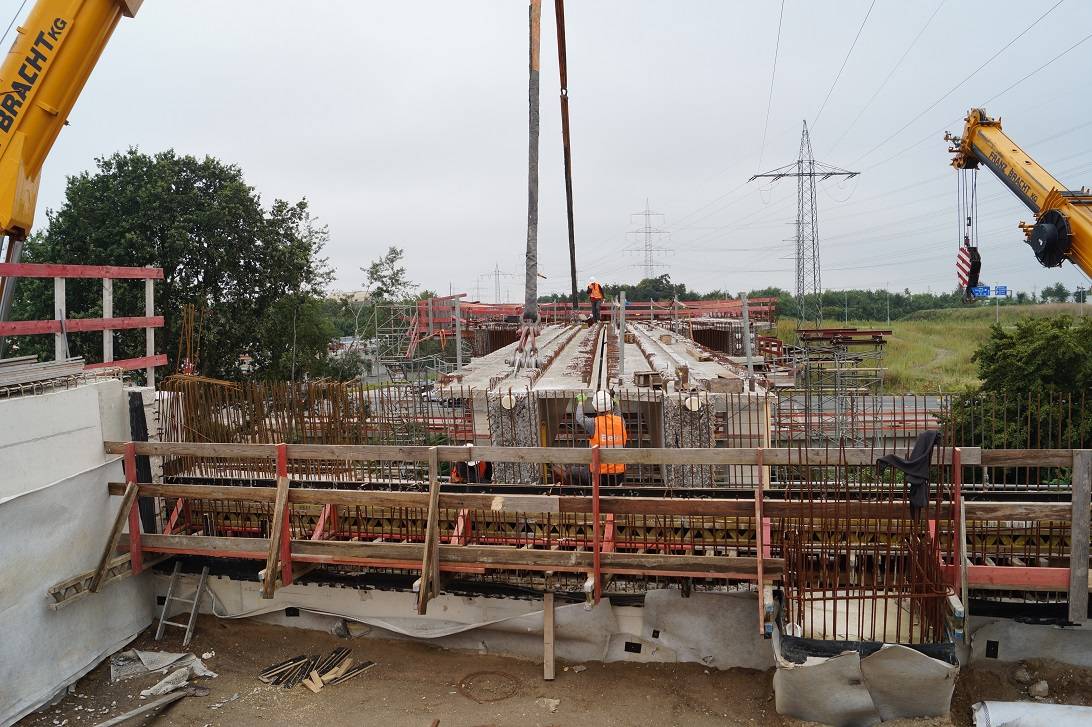  Am im Volksmund Ohrenbrücke genannten Bauwerk wird fleißig gearbeitet. 