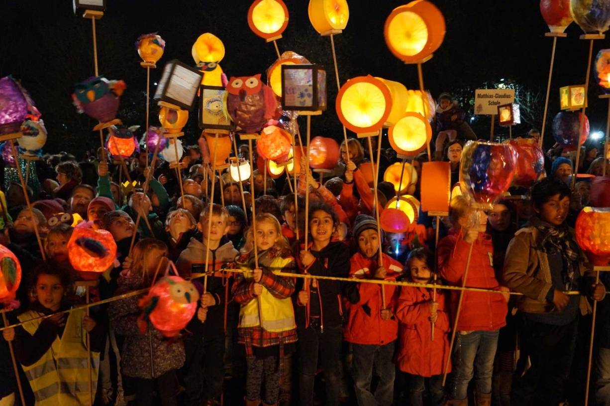  Laterne, Laterne: In diesen Tagen ziehen die Kinder wieder durch die Neusser und Kaarster Straßen. 