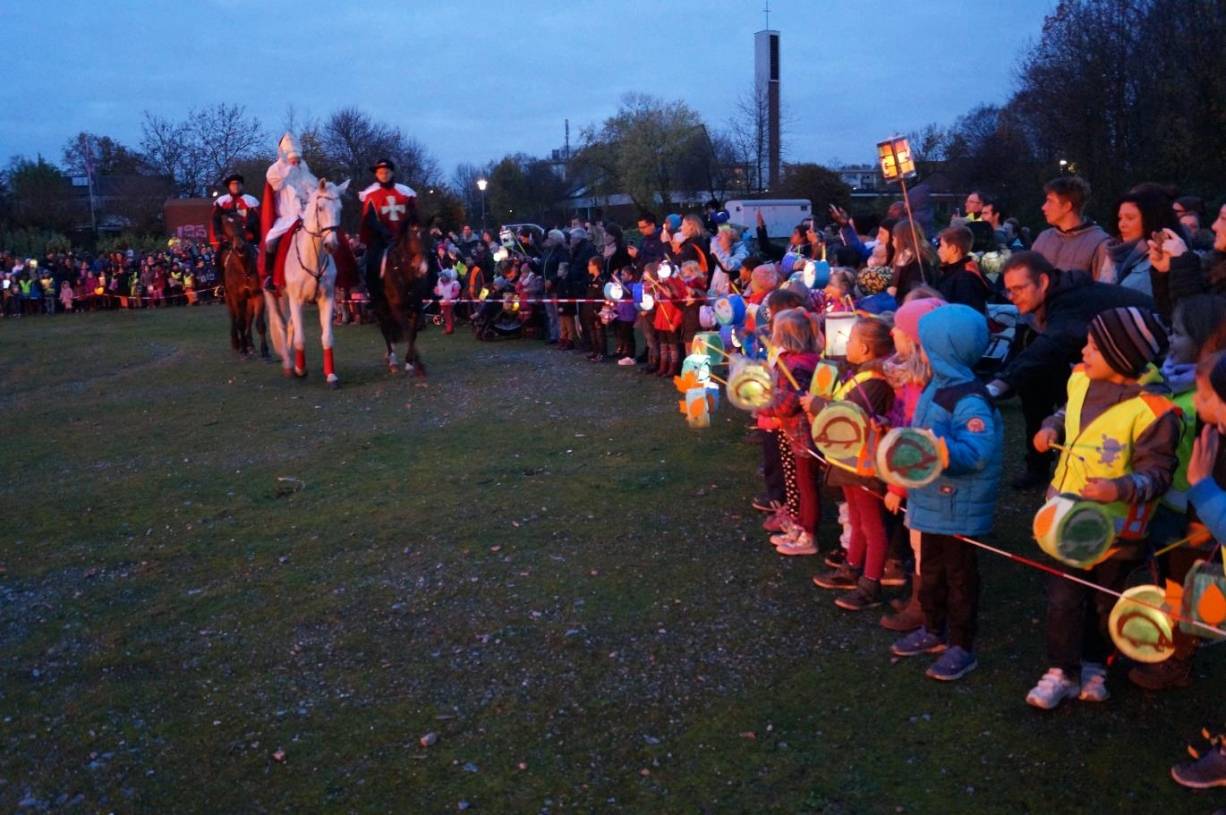  Die Martinsgeschichte begeistert bis heute Groß und Klein. Die Szene von der Mantelteilung wird in vielen Stadtteilen von Schauspielern aufgeführt. 