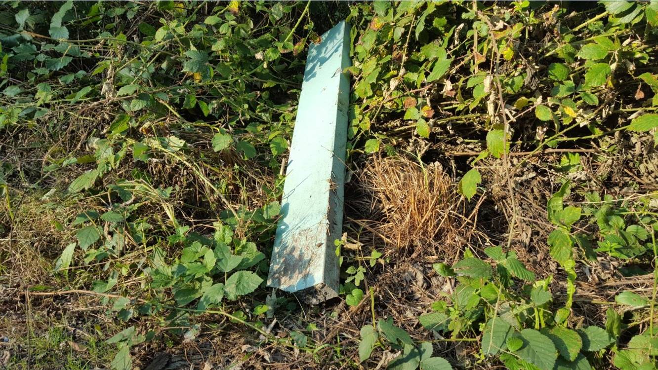  Diese Stele muss mit einiger Kraft abgebrochen worden sein. 