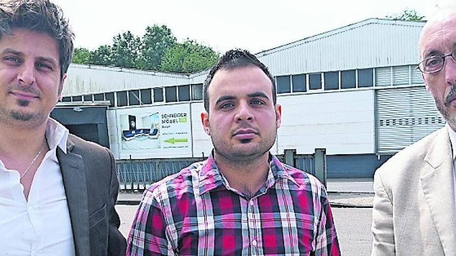  Bshat Y. ist froh über die Unterstützung von Roland Sperling (rechts) und Karim Hennen (links). 