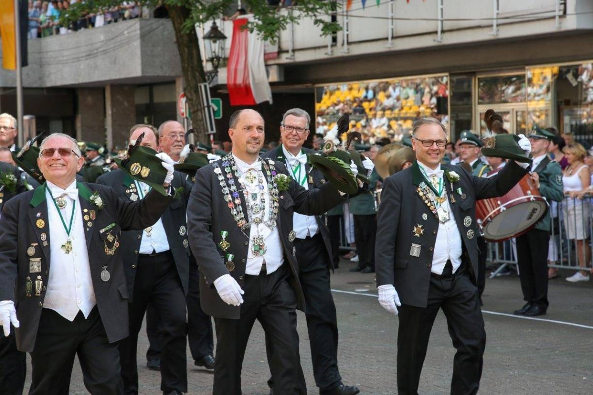  Hut ab: Fast 7.700 Schützen sind es, die in diesem Jahr über den Neusser Markt marschieren und dem König die Ehre erweisen. 