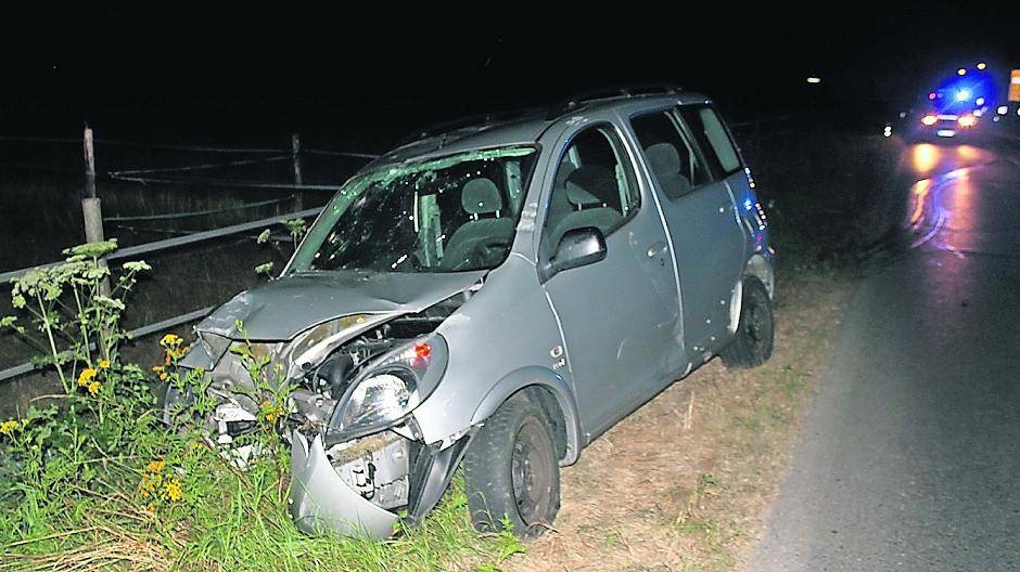  Das Bild zeigt den beschädigten Van (Toyota) in Neuss-Rosellen. 