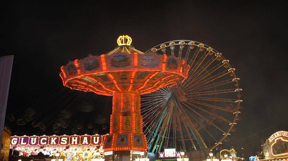 Platz 7: Ein romantisch anmutendes Bild, wenn sich die Schaukeln bei Nacht im Kreis...