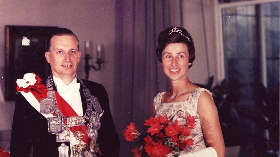 1964, Cläre StraatenCarmen Kuhnert: „Ein wunderschönes Kleid aus Brokat, den man...