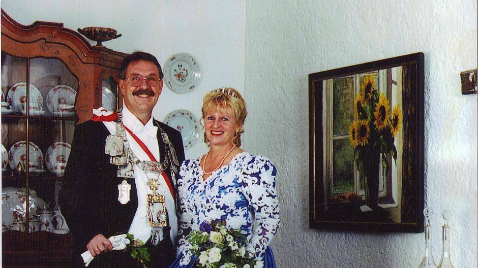 1998, Maria KremerCarmen Kuhnert: „Ein besonders königlich anmutendes Kleid, nicht...