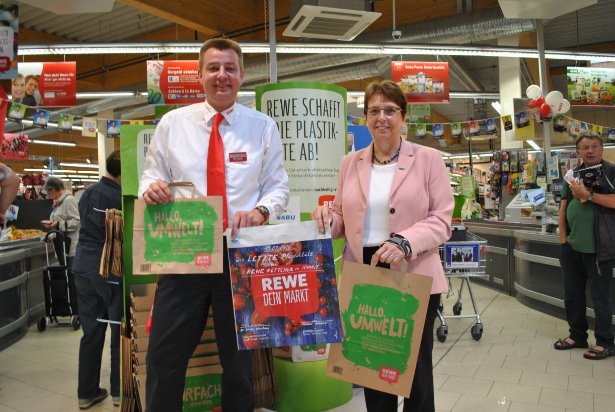  Thomas Röttcher und Dr. Nienhaus mit der letzten Plastiktüte, die jetzt einen Ehrenplatz bekommt und im Markt aufgehängt wird. 