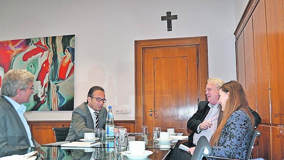  Stadtpressesprecher Peter Fischer passt auf, dass sein Chef, den er duzt, nichts falsches sagt. Bürgermeister Reiner Breuer hat Frank Möll und Violetta Buciak (v.li.n.re.) in seiner Rathaus-Schaltzentrale zum Interview empfangen. 