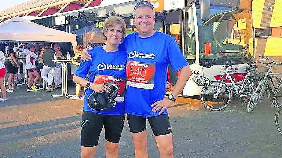  ... auch SPD-Landtagskandidat Arno Jansen lief mit seiner Frau Andrea (wie Geerlings auch) für das Team der Lebenshilfe. Für ihn sei es kein Problem, beim Laufen hinter Geerlings ins Ziel zu kommen. „Wir machen das arbeitsteilig. Die Landtagswahl gewinne ich dann eben “, schmunzelt er. Seite 3 