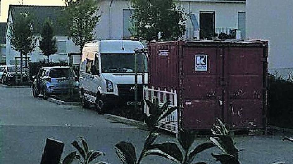  So sieht die Situation im Neubaugebiet aus. Mehrere Parkplätze sind blockiert — Knöllchen werden dort dennoch verteilt. 