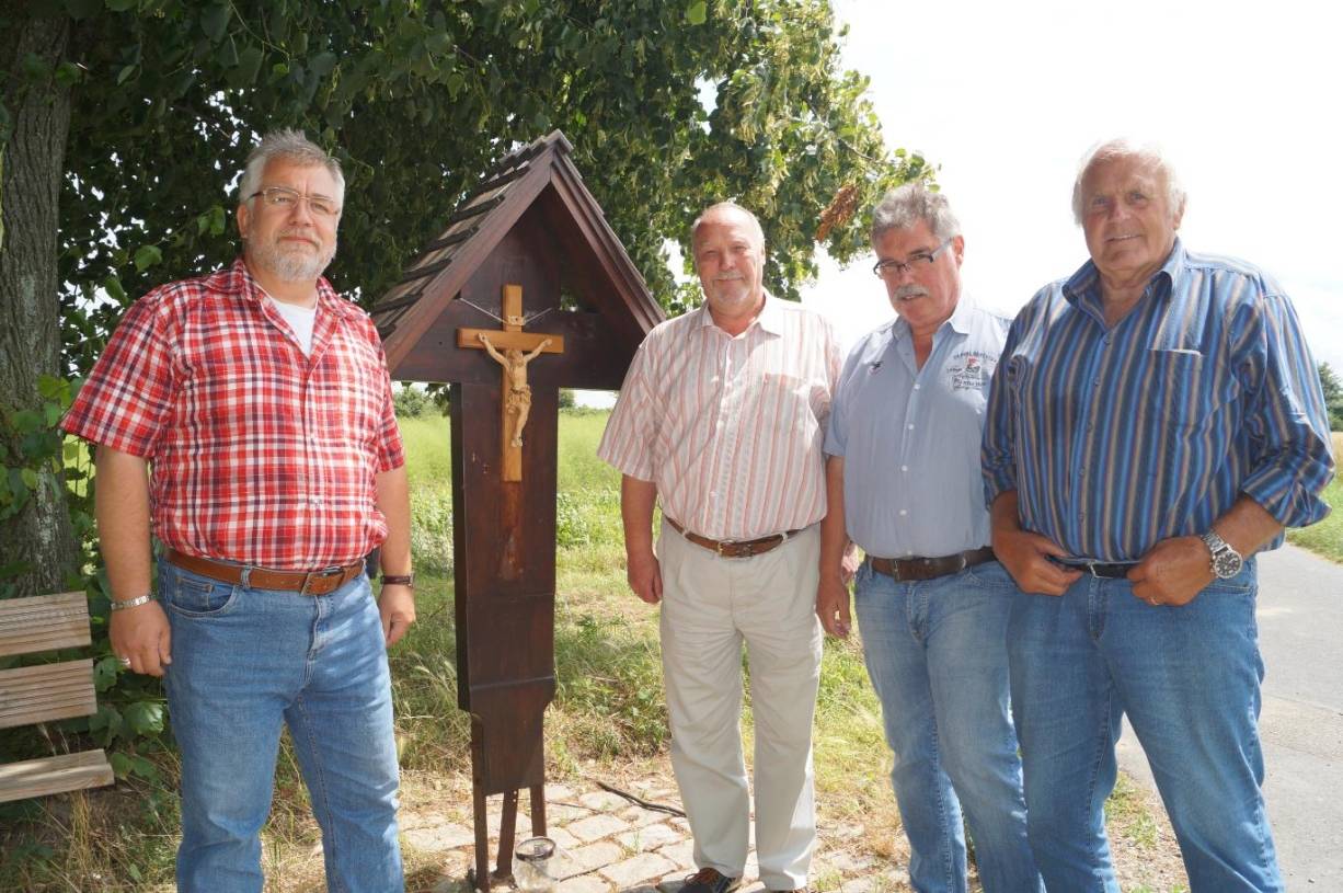  Von links: Hermann Loosen hilft der Bruderschaft um Karl Heinz Wollenhaupt, Paul Josef Schmitz und Heinz Deppen aus. 