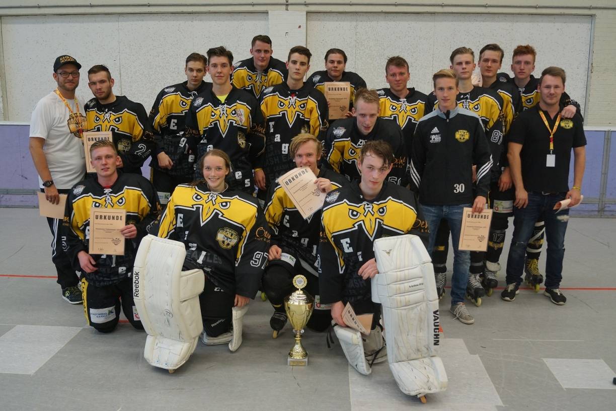  Die Junioren der Crash Eagles freuen sich über den Pokalsieg. 