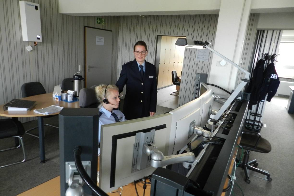  Polizeioberkommissarin Melanie Storch (stehend) in der Leitstelle der Kreispolizeibehörde. Sie weiß: Bei der Aufnahme von Notrufen ist Schnelligkeit oberste Priorität. 