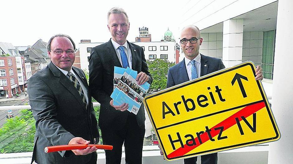  Vom Arbeitsmarkt bis zum Breitbandnetz reichten die Themen bei der Präsentation des Jahresberichts 2015 mit Kreisdirektor Dirk Brügge (Mitte), WFG-Geschäftsführer Robert Abts (links) und Wirtschaftsförderer Benjamin Josephs. 