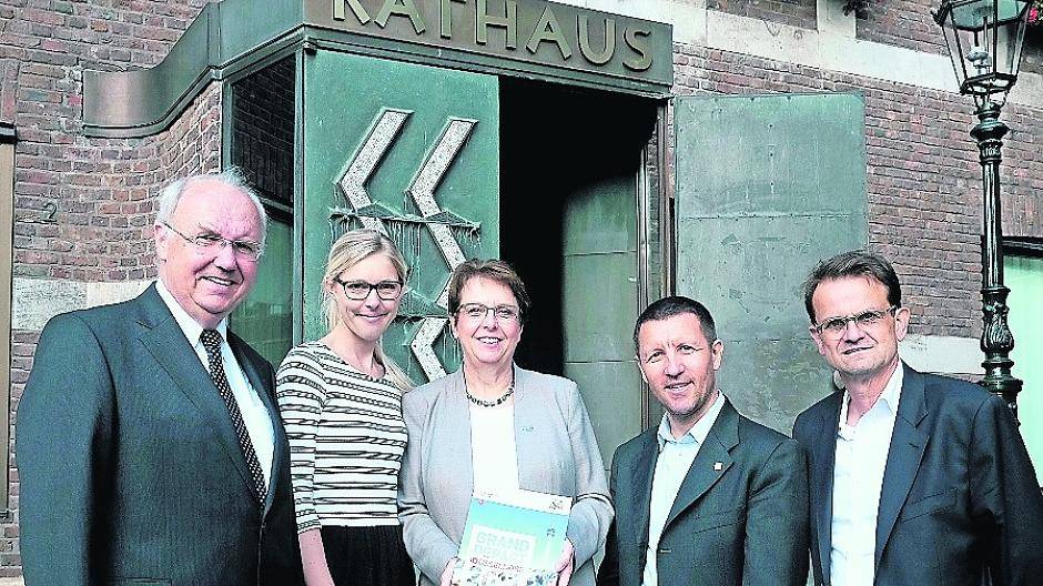  Die Kaarster Bewerbung ist auf den Weg gebracht (von links.): Franz-Josef Kallen (VfR Büttgen), Theresa Winkels (Projektleiterin), Bürgermeisterin Dr. Ulrike Nienhaus, Sven Teutenberg (Event Director) und Dieter Güsgen (Bereichsleiter Kaarst). 
