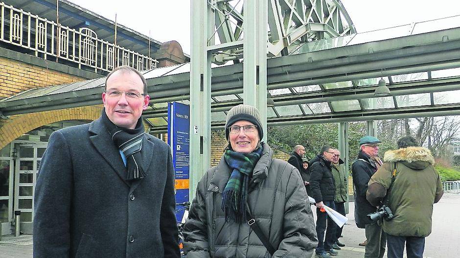  Planungsdezernent Christoph Hölters und Stadtplanerin Katrin Bobenhausen vor dem Eingangsbereich des Neusser Hauptbahnhofes. Hier tut sich bald etwas! 