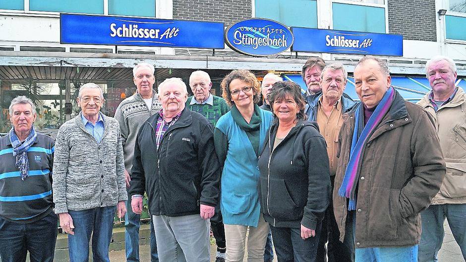  Irene Georgiadis (Mitte rechts, mit Mitarbeiterin Aldona Schewell) nimmt Abschied von ihren Stingesbach-Stammgästen und freut sich auf die Zeit als Lützenrath-Wirtin. 