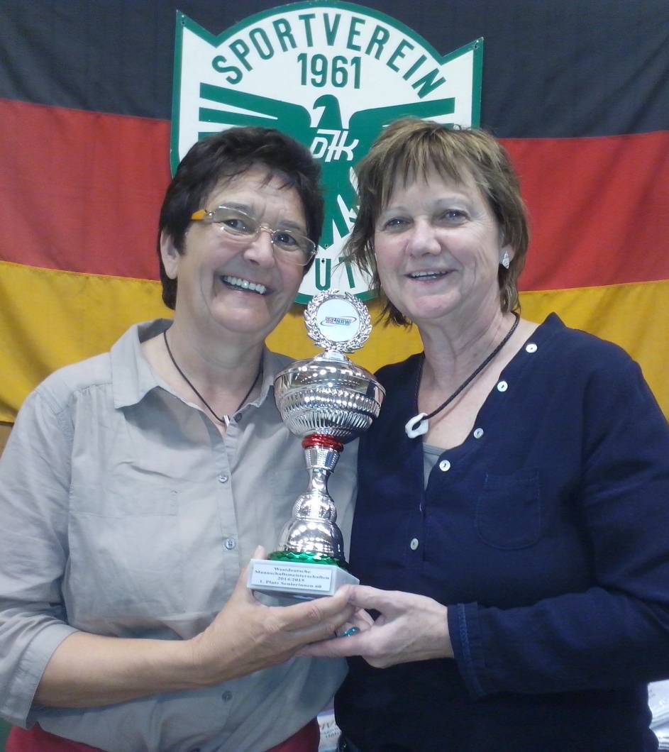  Feiern die Deutsche Senioren-Meisterschaft 2015: das Seniorinnen-Team der DJK Holzbüttgen mit Anne Stiewe und Gerda Kux-Sieberath (v.l.). 