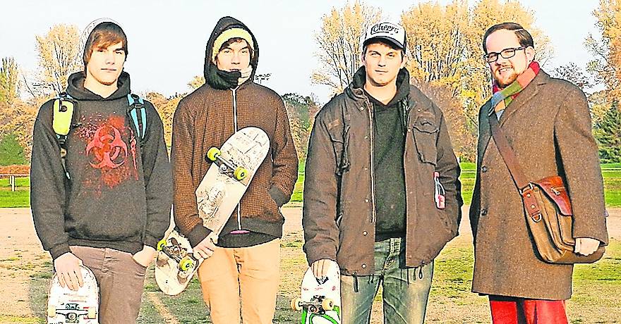  Von links: Die Skater Christian Kahlenberg, Simon Evertz, Danny Cobé und Ratsherr Thomas Kaumanns im RennbahnPark. 
