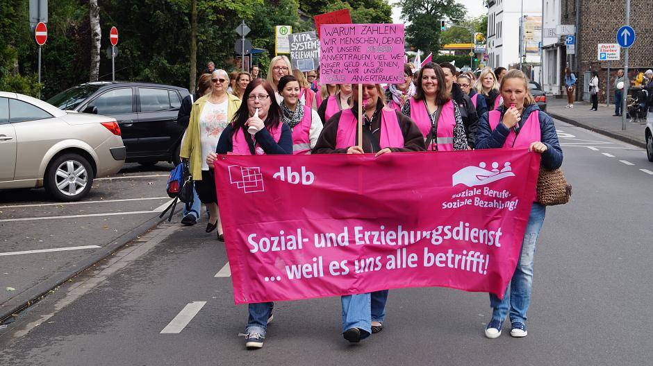 Kita-Streik: Protestzug durch Kaarst
