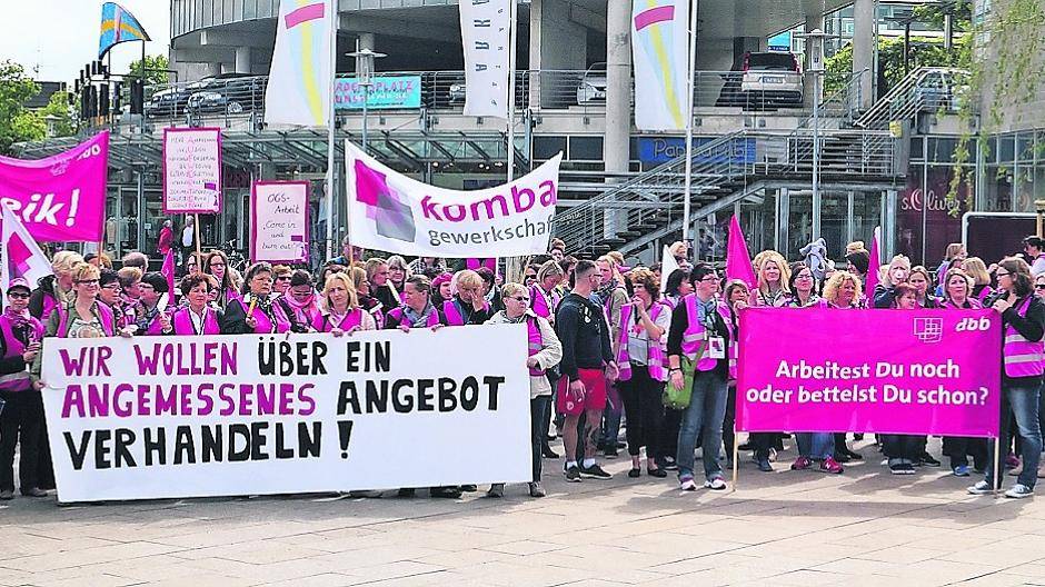 „Come in and burn out!“ Erzieherinnen demonstrieren mit Protestzug in Kaarst