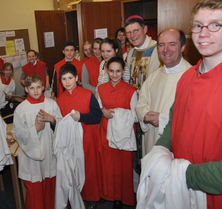  Erzbischof Woelki könnte Msgr. Assmann nach Köln berufen. Beide kennen sich gut (hier nach einem Pontifikalamt mit Messdienern in der Sakristei von St. Quirin). 